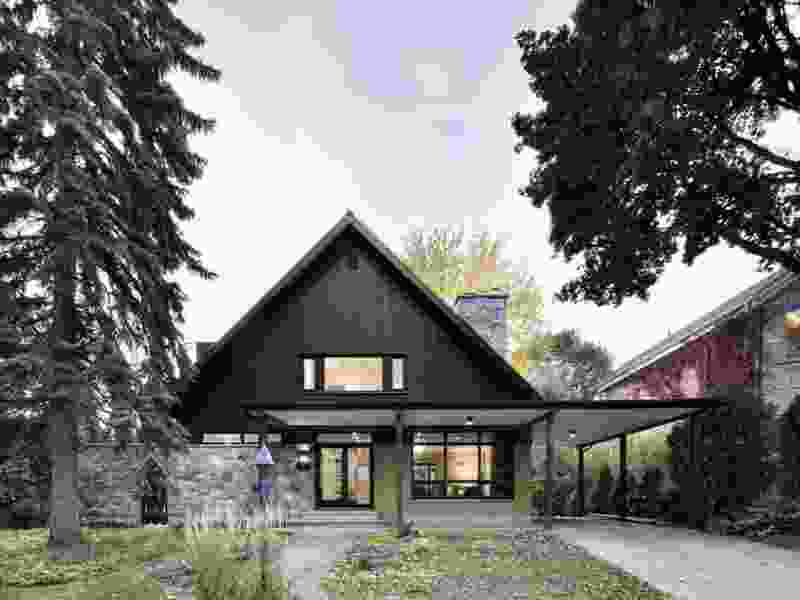 stylish-country-house-near-montreal-facade90a80f11-2692-d169-8112-fe514b9752dad5d52cf1-8829-de60-6e2c-302406d4d47879981B35-5EB5-C0E3-7187-5B8D4B9A600C.jpg
